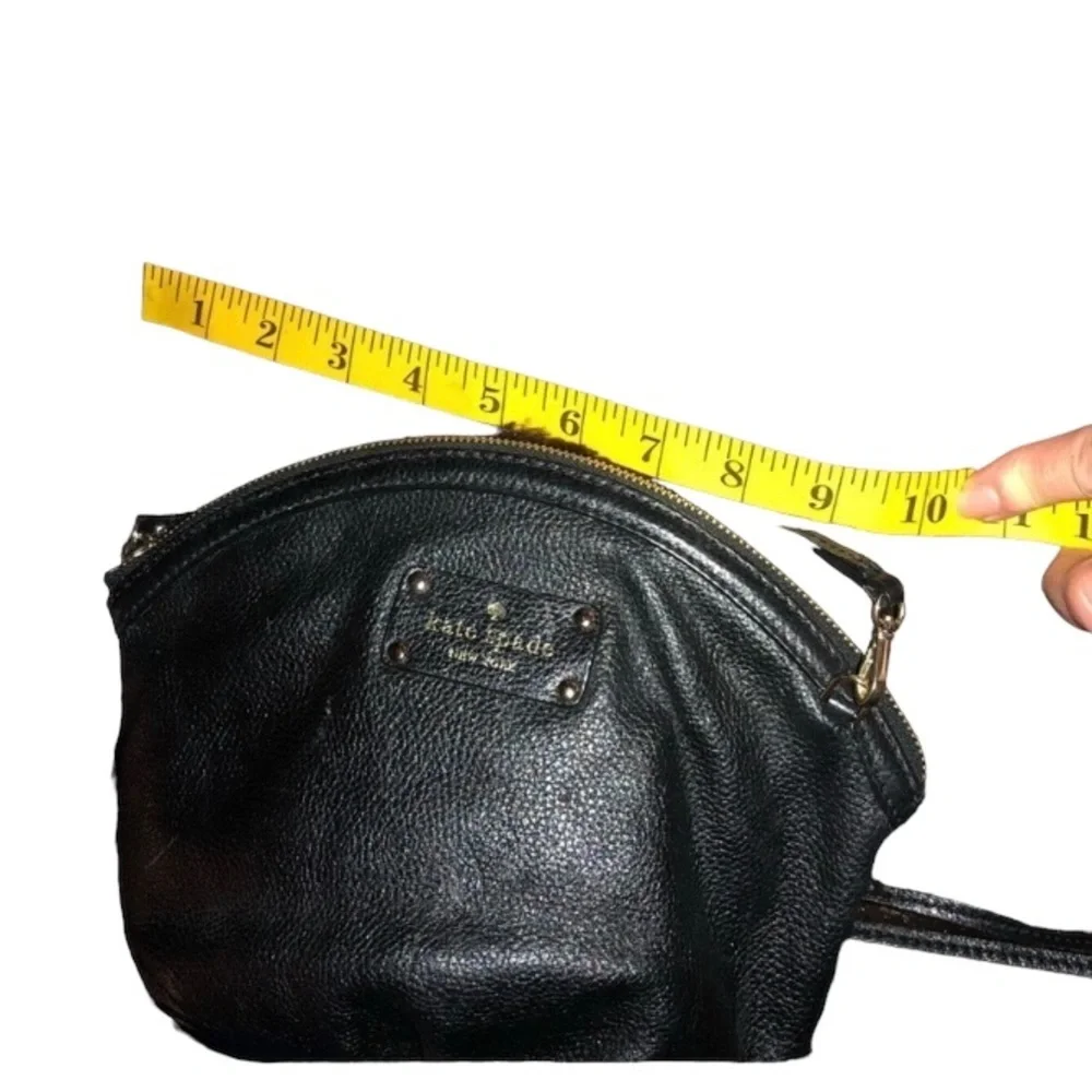 Kate Spade black classic crossbody used a few times outside is perfect